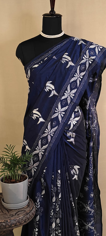Handcrafted Kantha-Stitched Cotton Saree – Indigo Blue with White Bird & Floral Motifs saree with white patterns on a mannequin against a beige background.